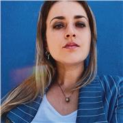 Docente di italiano, storia e latino. Giornalista pubblicista presso l’ODG Campania e con esperienza in ambito editoriale, offre lezioni in materie umanistiche